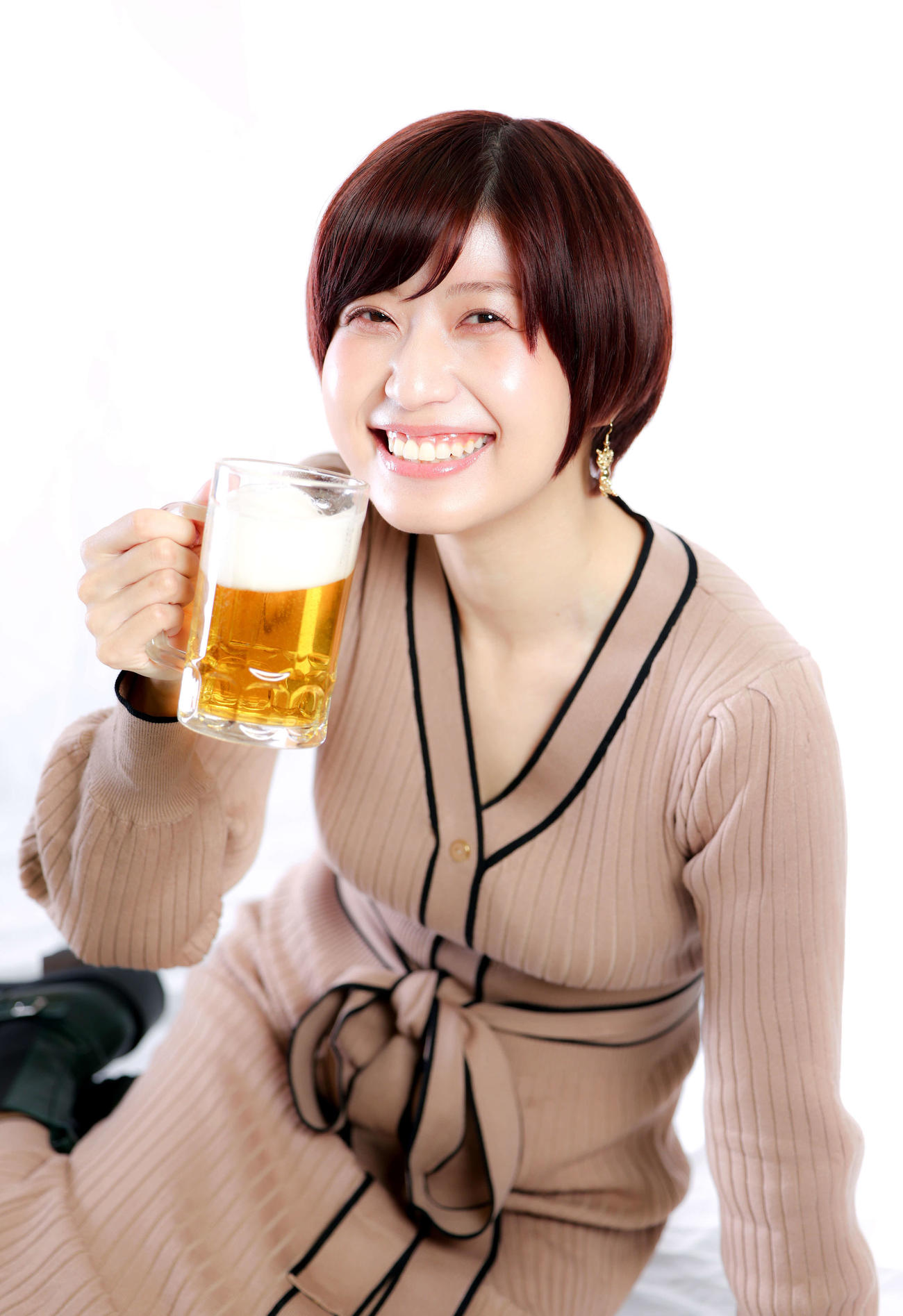 インタビュー　ビールを飲む動画のアップを開始して10年目を迎えたグラビアアイドルの天野麻菜。ビール片手にすてきな笑顔を見せてくれました＝2022年11月28日