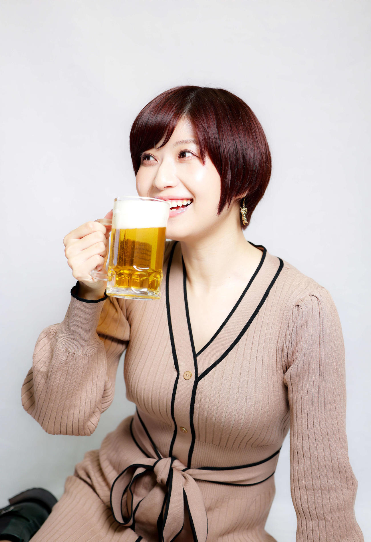 インタビュー　ビールを飲む動画のアップを開始して10年目を迎えたグラビアアイドルの天野麻菜。ビール片手にすてきな笑顔を見せてくれました＝2022年11月22日