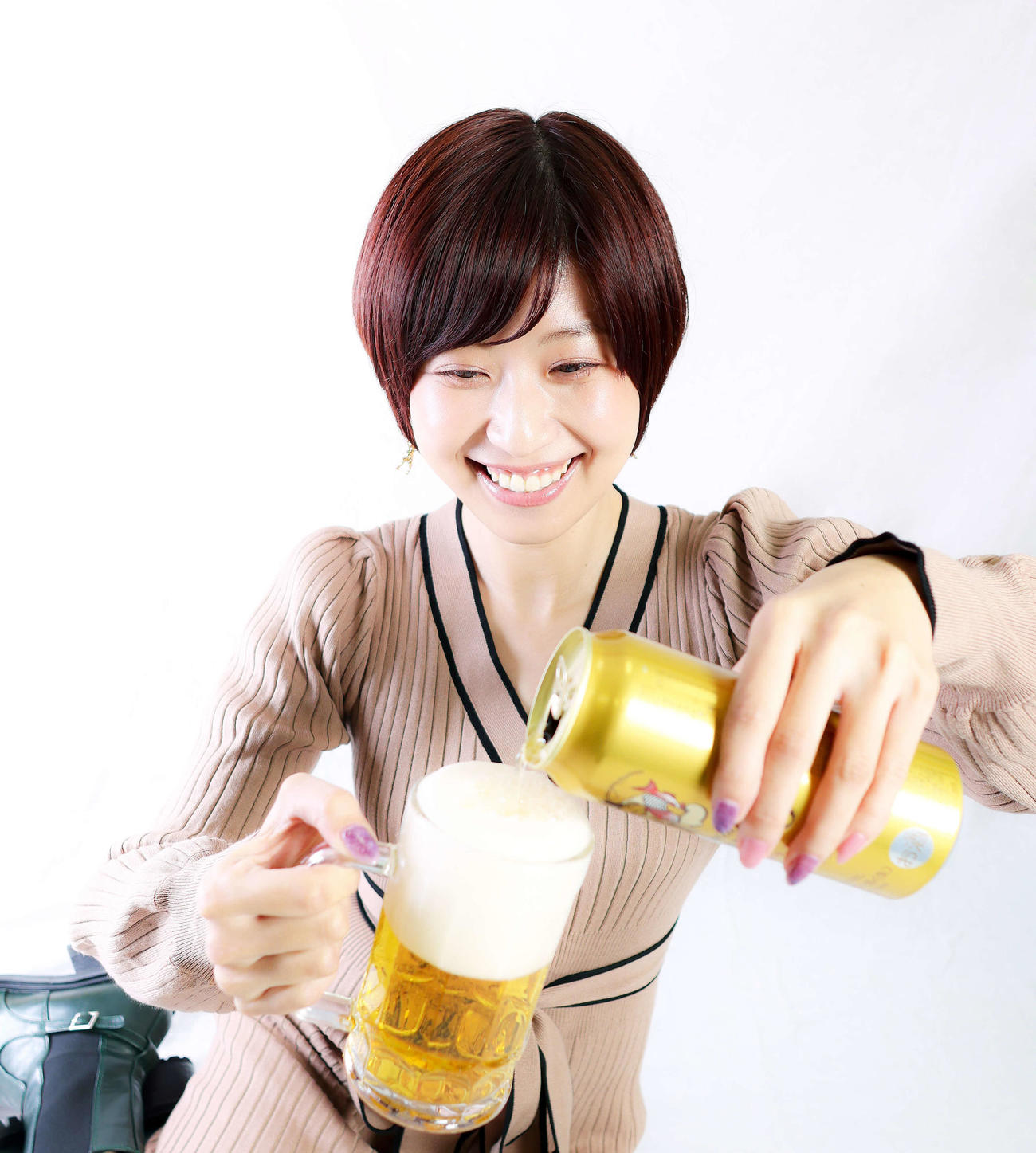 ビールを笑顔で注ぐグラビアアイドルの天野麻菜（撮影・河田真司