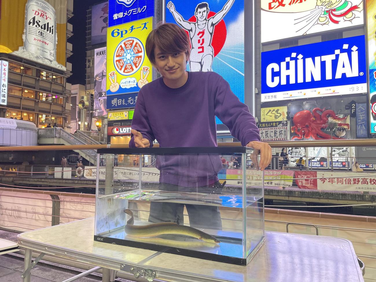 道頓堀川でニホンウナギを捕獲した直後の写真、Aぇ！group小島健(C)MBS