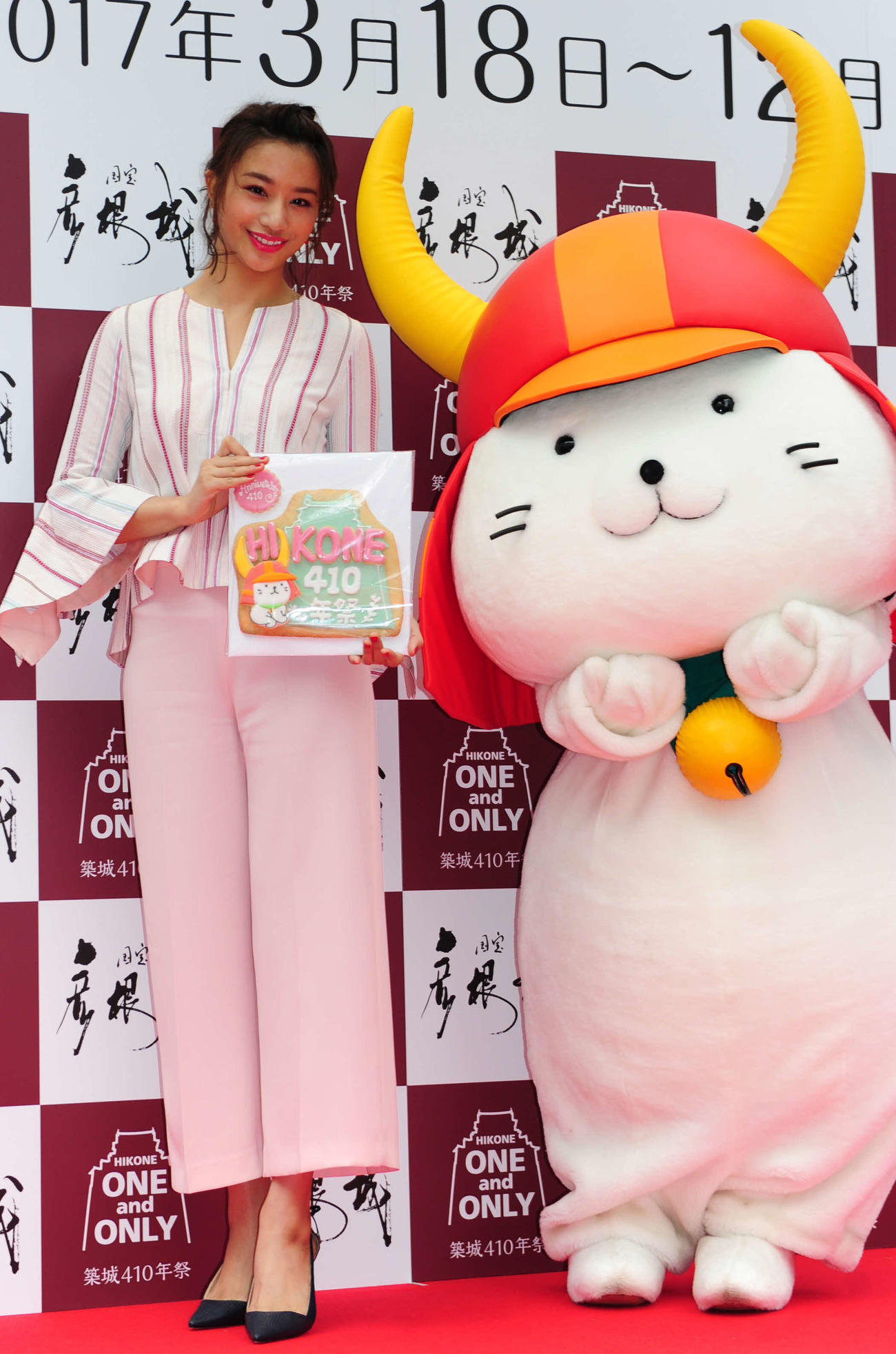高橋メアリージュンとひこにゃん（2017年3月撮影）