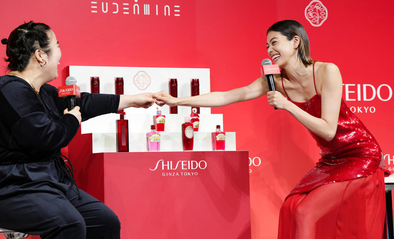 「SHISEIDO」のブランドアンバサダーに就任し、ゆりやんレトリィバァ（左）と商品を手にする森星（撮影・菅敏）