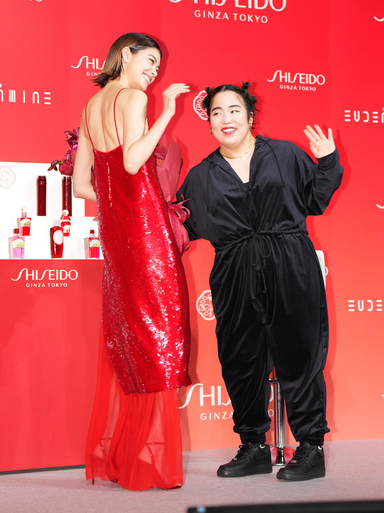 「SHISEIDO」のブランドアンバサダーに就任し、ゆりやんレトリィバァ（右）に祝福される森星（撮影・菅敏）