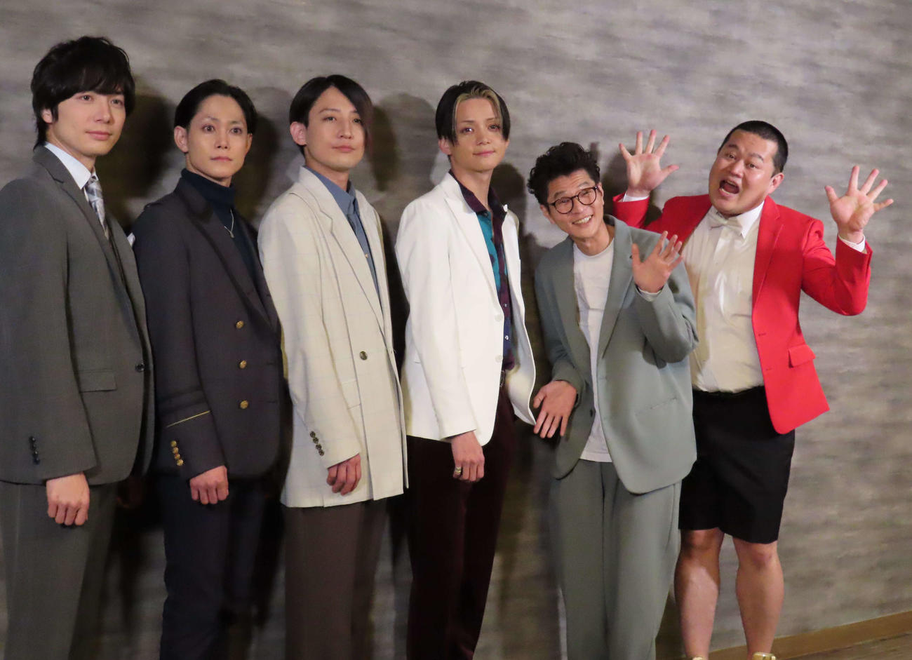 舞台「同窓会～優しくて残酷な彼を偲んで～」の取材会に出席した、左から和田琢磨、玉城裕規、陳内将、三浦涼介、モグライダーの芝大輔、ともしげ