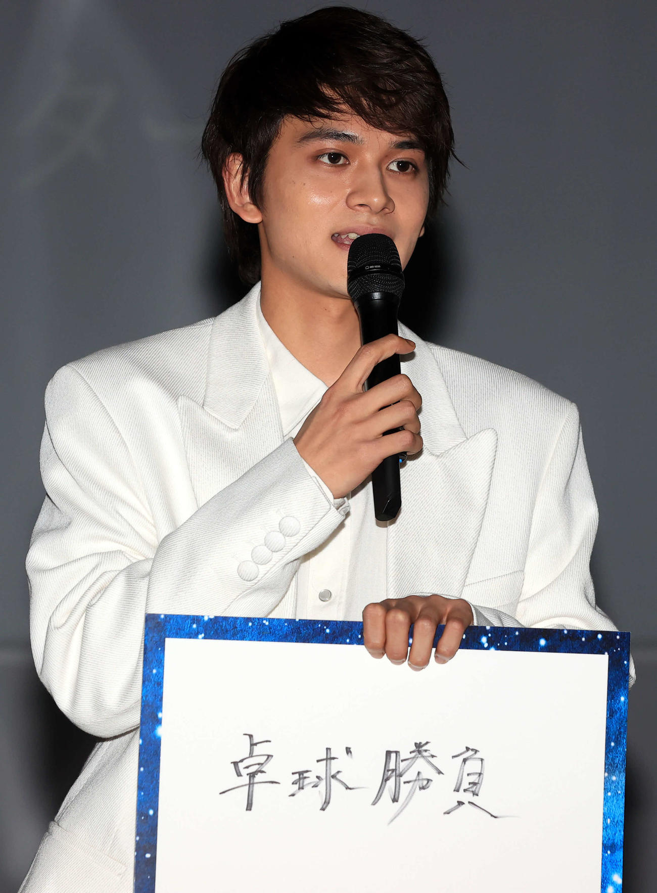 ドラマ「星降る夜に」制作発表記者会見で、3人でやりたいことに「卓球勝負」と答える北村匠海（撮影・浅見桂子）
