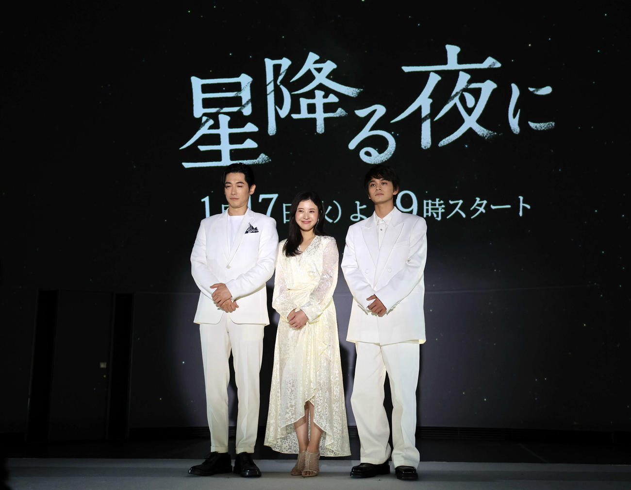 ドラマ「星降る夜に」制作発表記者会見で笑顔で記念撮影するディーン・フジオカ（左）、吉高由里子（中央）、北村匠海（撮影・浅見桂子）