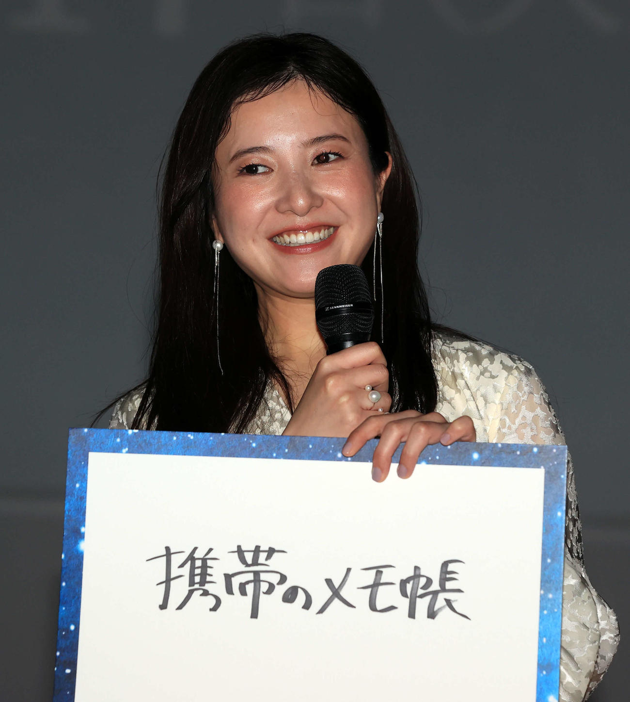 ドラマ「星降る夜に」制作発表記者会見で、見られたくないものについて「携帯のメモ帳」と答える吉高由里子（撮影・浅見桂子）