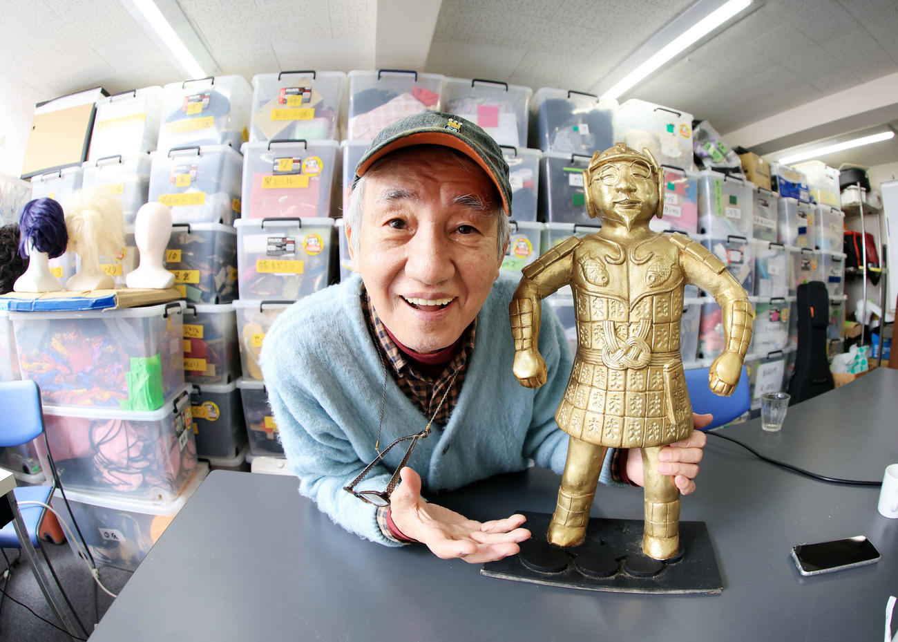 1月下旬の「ワハハ本舗　劇団葬」に向け、大福神の像を手に思いを語った喰始氏（撮影・浅見桂子）
