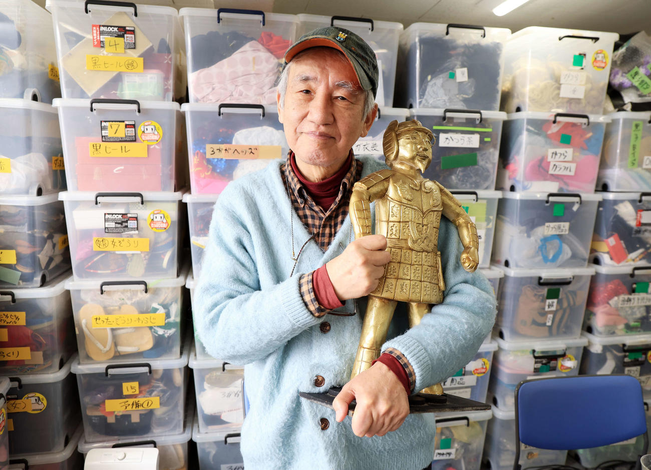 1月下旬の「ワハハ本舗　劇団葬」に向け、大福神の像を手に思いを語ったワハハ本舗の喰始氏（撮影・浅見桂子）