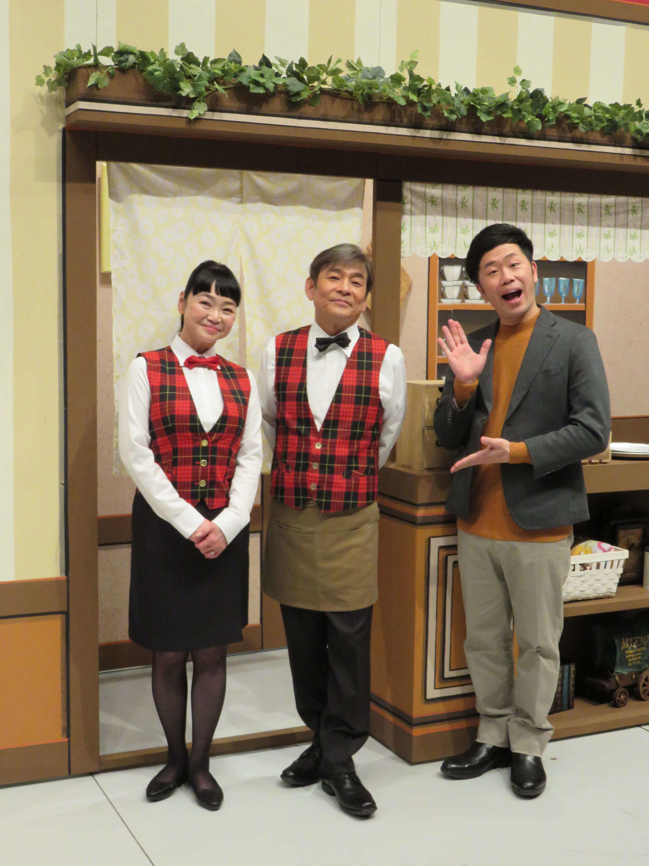 芸歴40年記念で、なんばグランド花月で3年10カ月ぶりの座長公演に臨んだ内場勝則（中央）と妻の未知やすえ（左）。右は吉田裕（撮影・村上久美子）