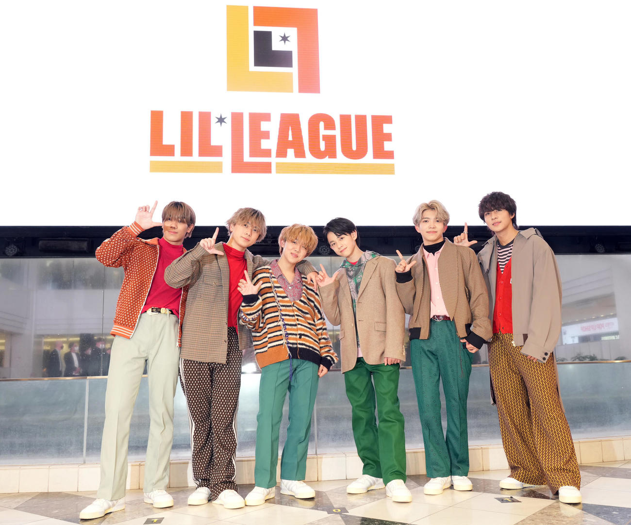 デビューライブ後に記念撮影するLIL LEAGUEのメンバーたち。左から岩城星那、岡尾真虎、百田隼麻、難波碧空、山田晃大、中村竜大（撮影・狩俣裕三）