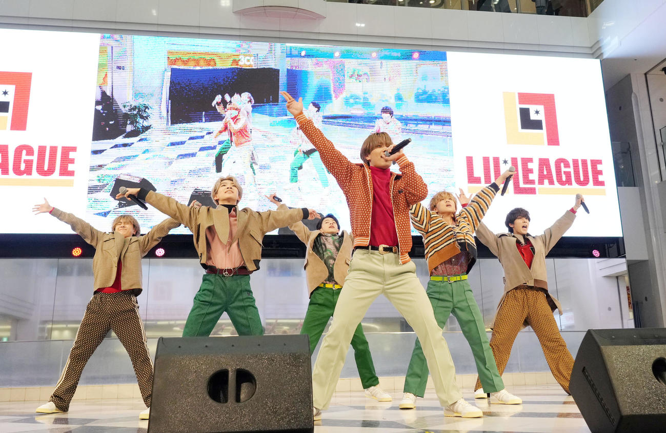 デビュー記念ライブを披露するLIL LEAGUEのメンバーたち。左から岡尾真虎、山田晃大、難波碧空、岩城星那、百田隼麻、中村竜大（撮影・狩俣裕三）