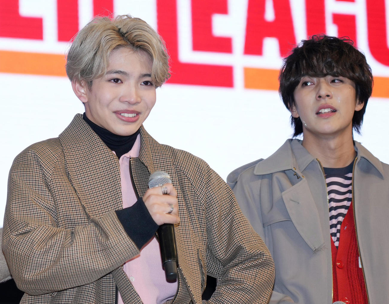 デビュー記念ライブで涙を流すLIL LEAGUEの山田晃大（左）と中村竜大（撮影・狩俣裕三）