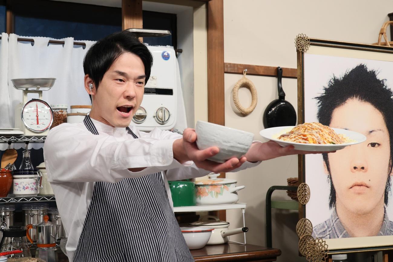 テレビ朝日系バラエティー番組「かまいガチ　2時間SP」で調理するかまいたち濱家隆一（C）テレビ朝日