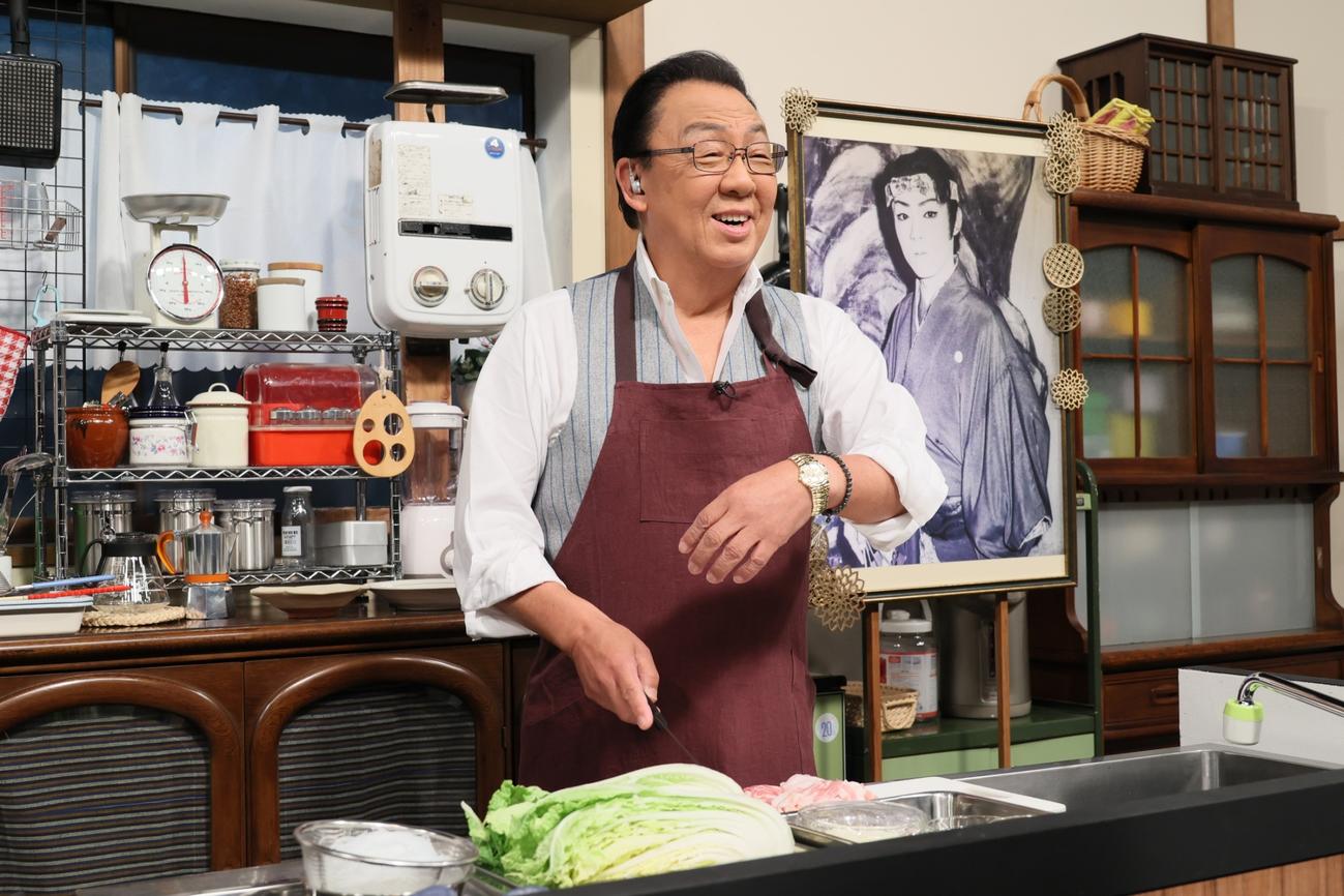 テレビ朝日系バラエティー番組「かまいガチ　2時間SP」で調理する梅沢富美男（C）テレビ朝日