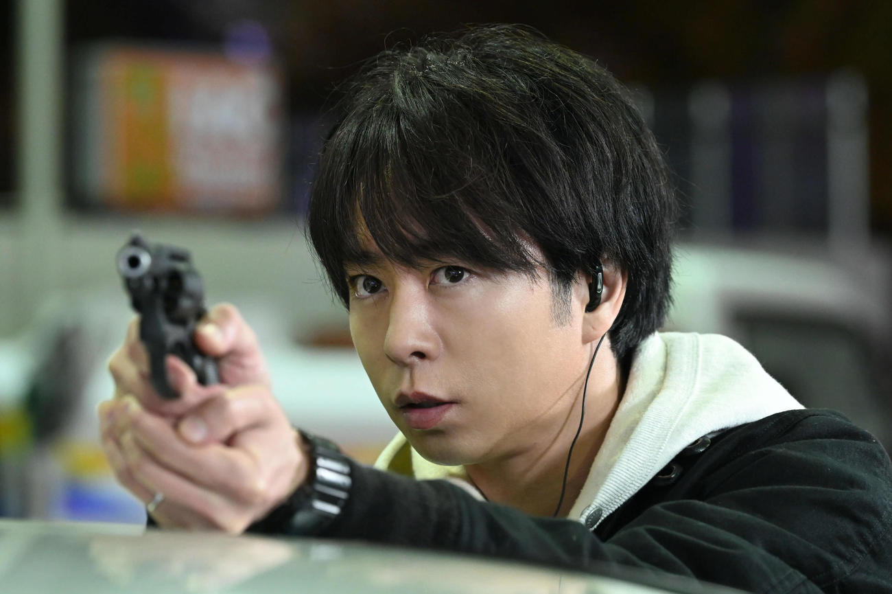 日本テレビ系ドラマ「大病院占拠」で拳銃を構える櫻井翔