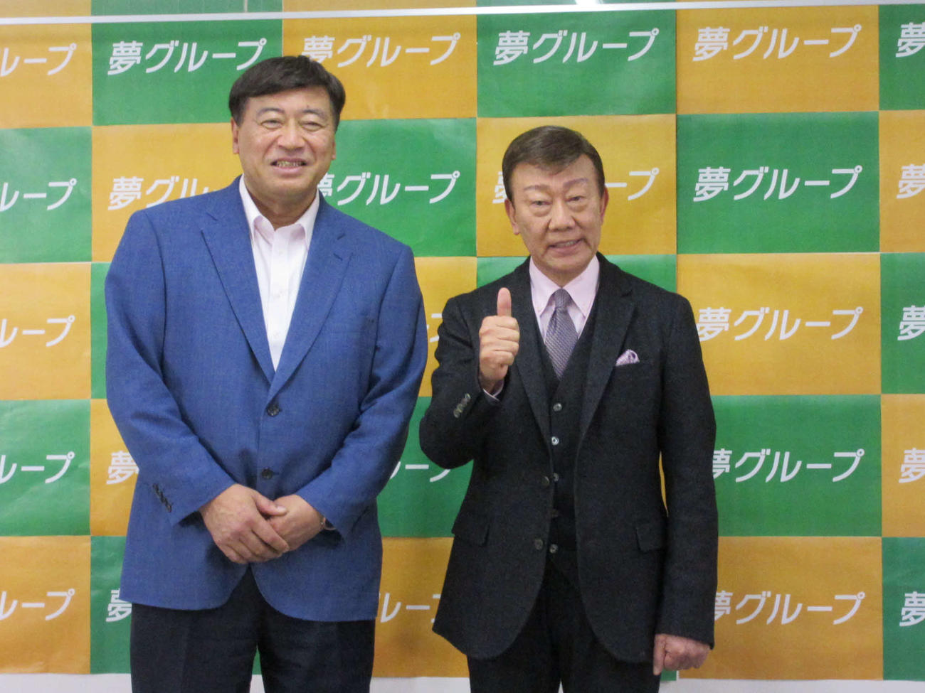 夢グループ石田重廣社長（左）と会見した橋幸夫