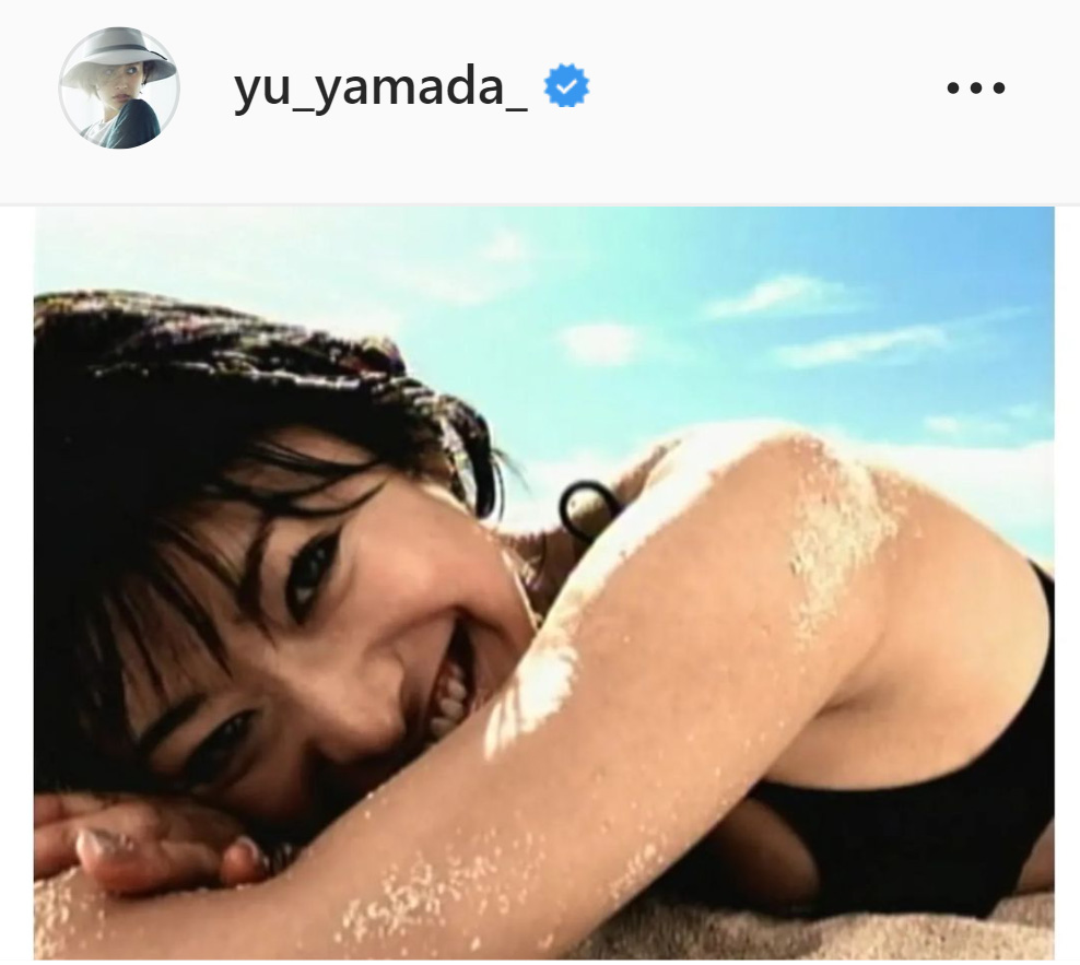水着姿でビーチに寝そべる山田優（山田優のインスタグラムより）