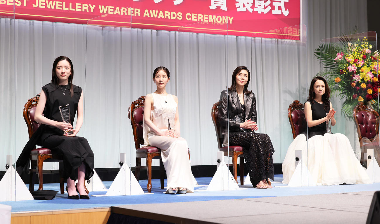 「第34回日本ジュエリーベストドレッサー賞」の各受賞者。左から永野芽郁、田中みな実、松嶋菜々子、永作博美（撮影・足立雅史）