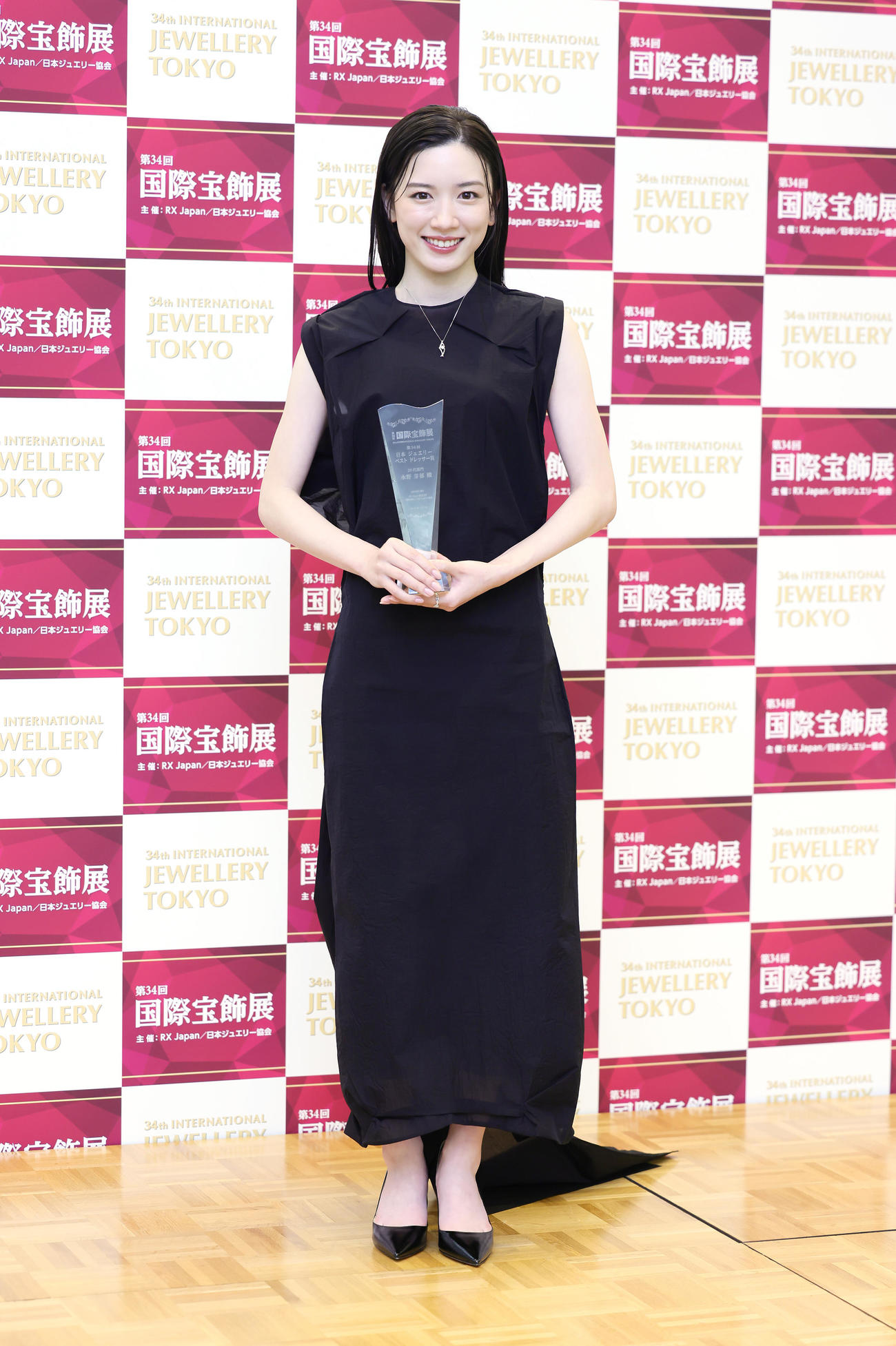 20代部門を受賞しトロフィーを手に笑顔を見せる永野芽郁（撮影・足立雅史）
