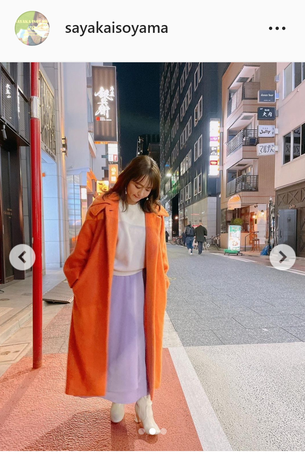 オレンジのロングコートスタイルの磯山さやか（インスタグラムより）