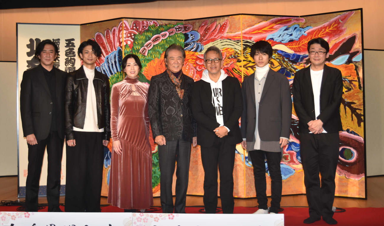 舞台「画狂人北斎」の制作発表会見に登場した主演の西岡徳馬（中央）。左から水谷あつし、馬場良馬、雛形あきこ、1人おいて宮本亞門氏、谷佳樹、津村知与支