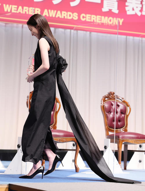 20代部門を受賞し黒のドレス姿を披露した永野芽郁（撮影・足立雅史）