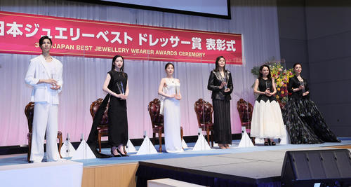 「第34回日本ジュエリーベストドレッサー賞」の各受賞者。左からSnow Manラウール、永野芽郁、田中みな実、松嶋菜々子、永作博美、大地真央（撮影・足立雅史）
