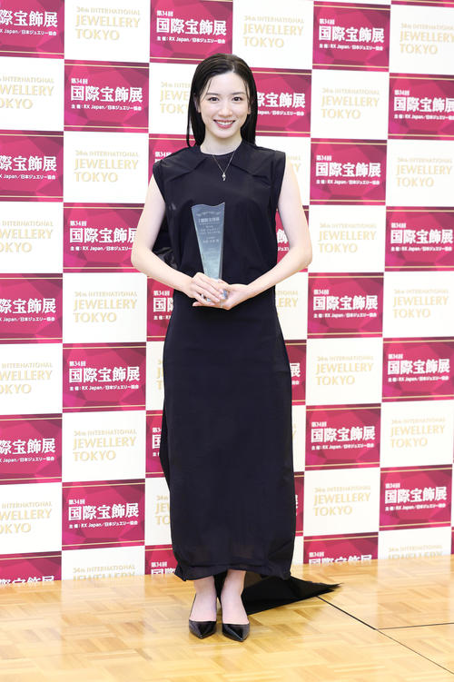 20代部門を受賞しトロフィーを手に笑顔を見せる永野芽郁（撮影・足立雅史）