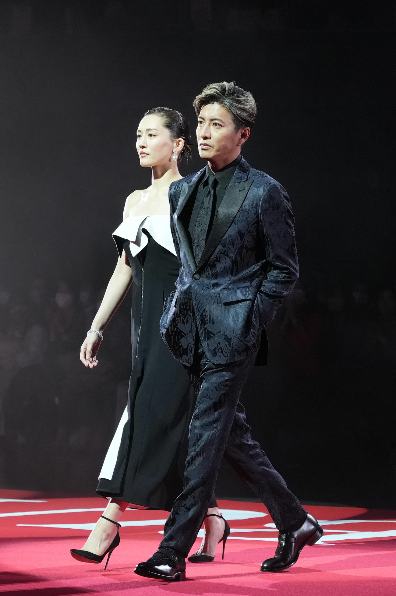 映画「レジェンド＆バタフライ」ジャパンプレミアで登場する綾瀬はるか（左）と木村拓哉（撮影・狩俣裕三）