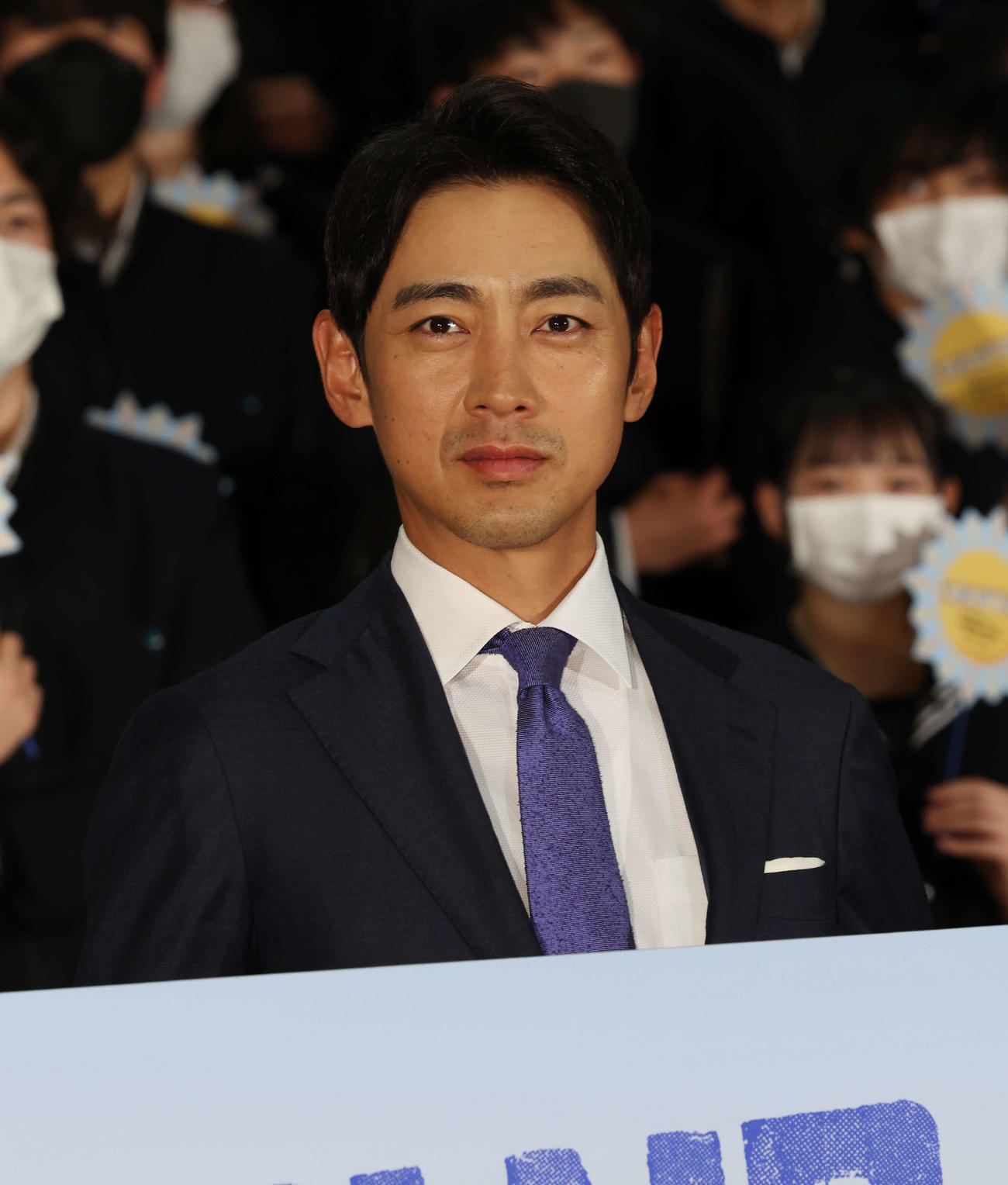ドラマ「スタンドUPスタート」イベントで記念撮影する小泉孝太郎（撮影・宮地輝）