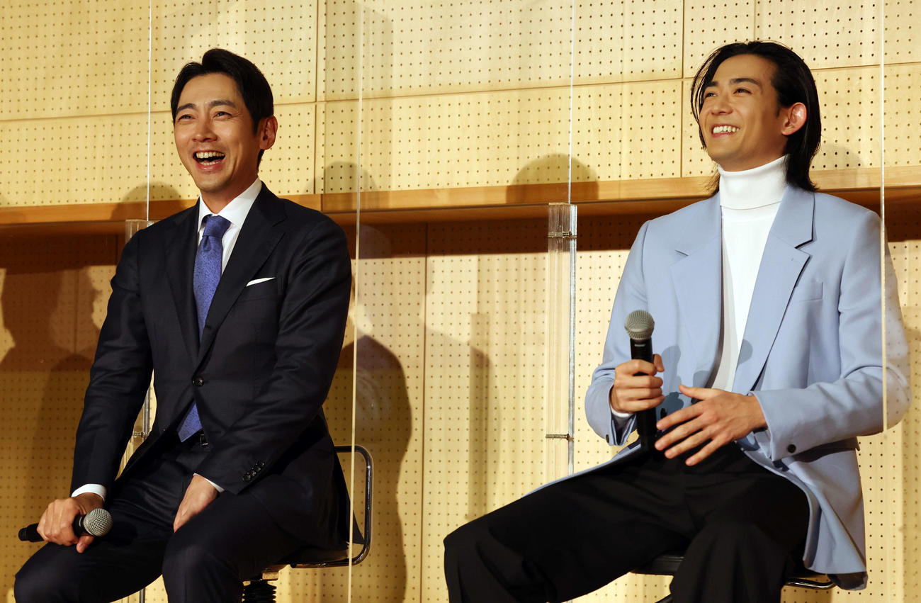ドラマ「スタンドUPスタート」イベントで笑顔を見せる小泉孝太郎（左）と竜星涼（撮影・宮地輝）