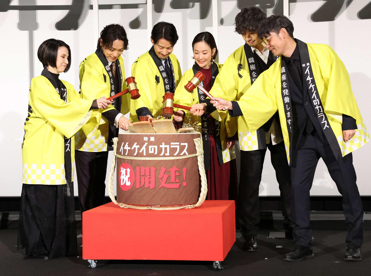 映画のヒットを祈願して鏡開きをする、左からSuperfly、山崎育三郎、竹野内豊、黒木華、斎藤工、田中亮監督（撮影・丹羽敏通）