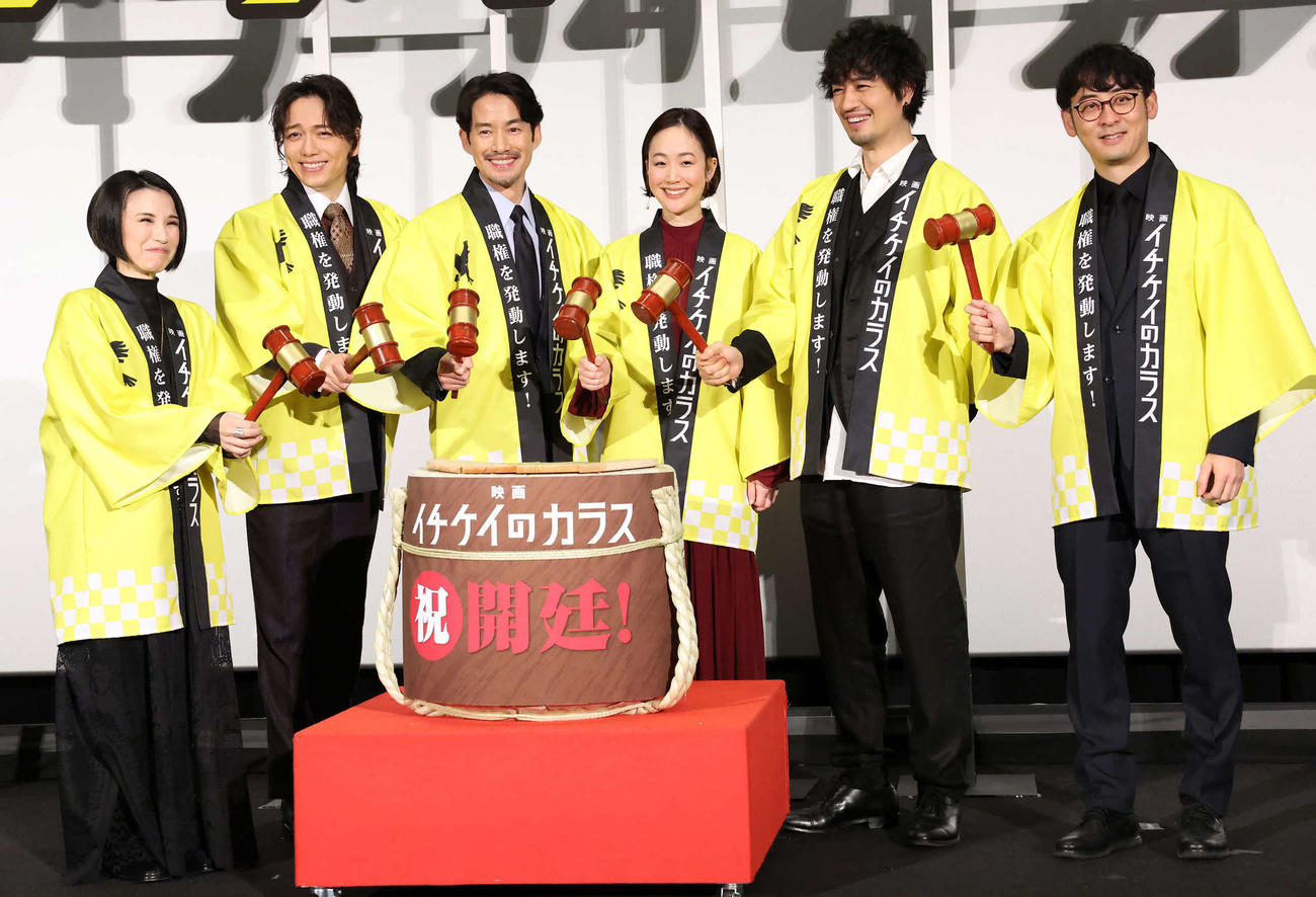 映画「イチケイのカラス」舞台あいさつで写真に納まる、左からSuperfly、山崎育三郎、竹野内豊、黒木華、斎藤工、田中亮監督（撮影・丹羽敏通）