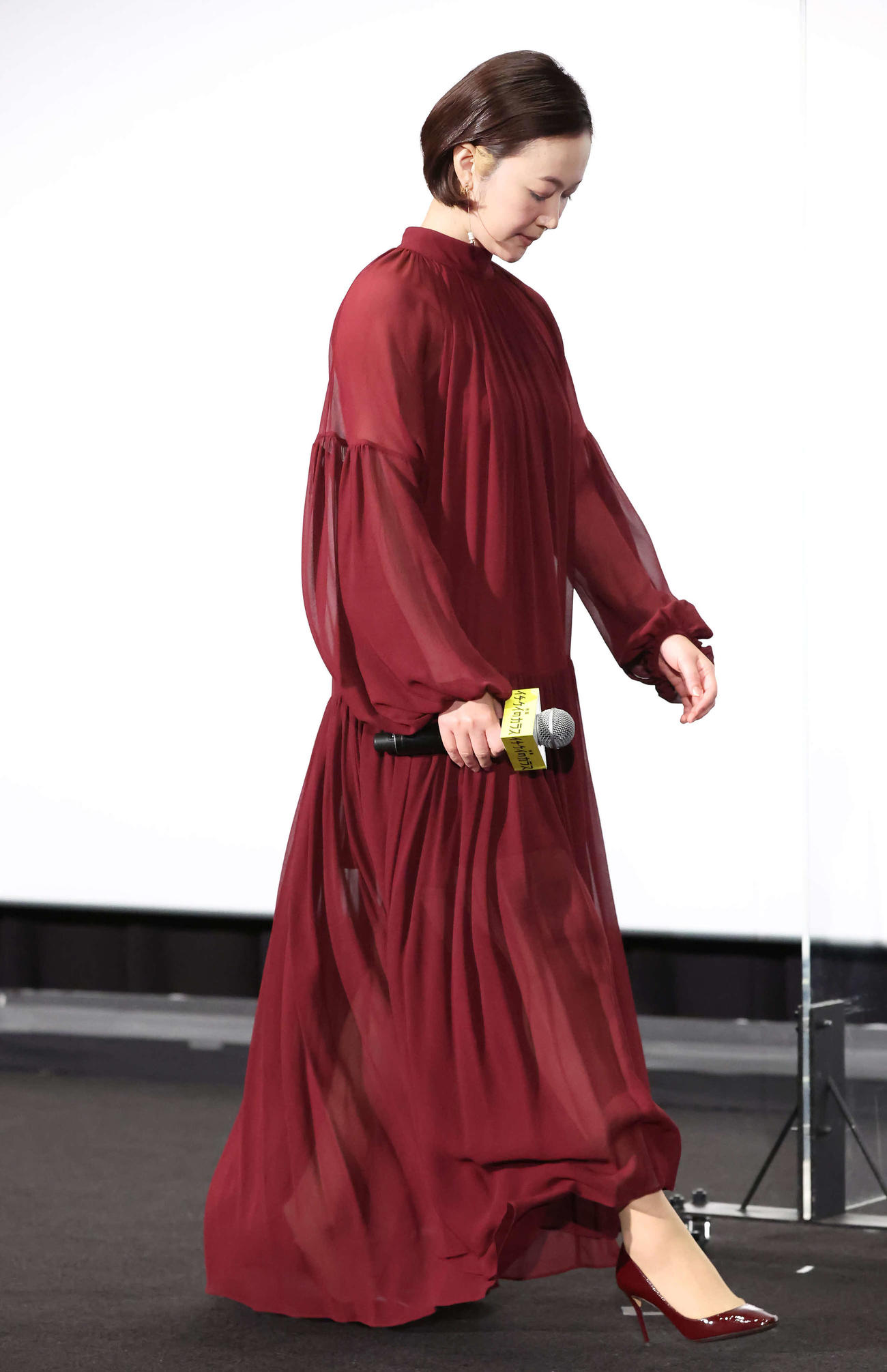 シックなドレスで登壇した黒木華（撮影・丹羽敏通）