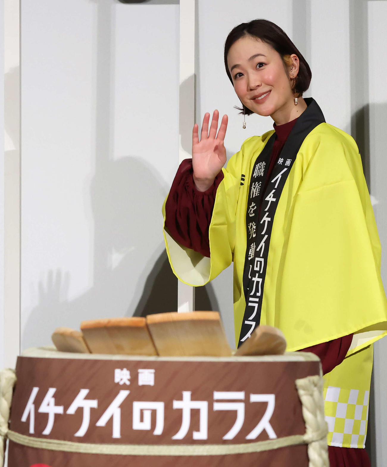 手を振って降壇する黒木華（撮影・丹羽敏通）