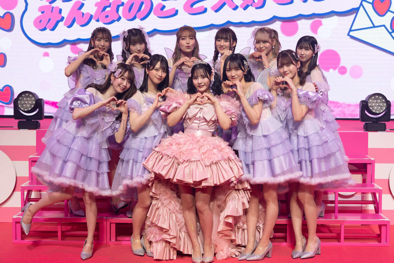 ライブを開催した＝LOVE。中央は齊藤なぎさ
