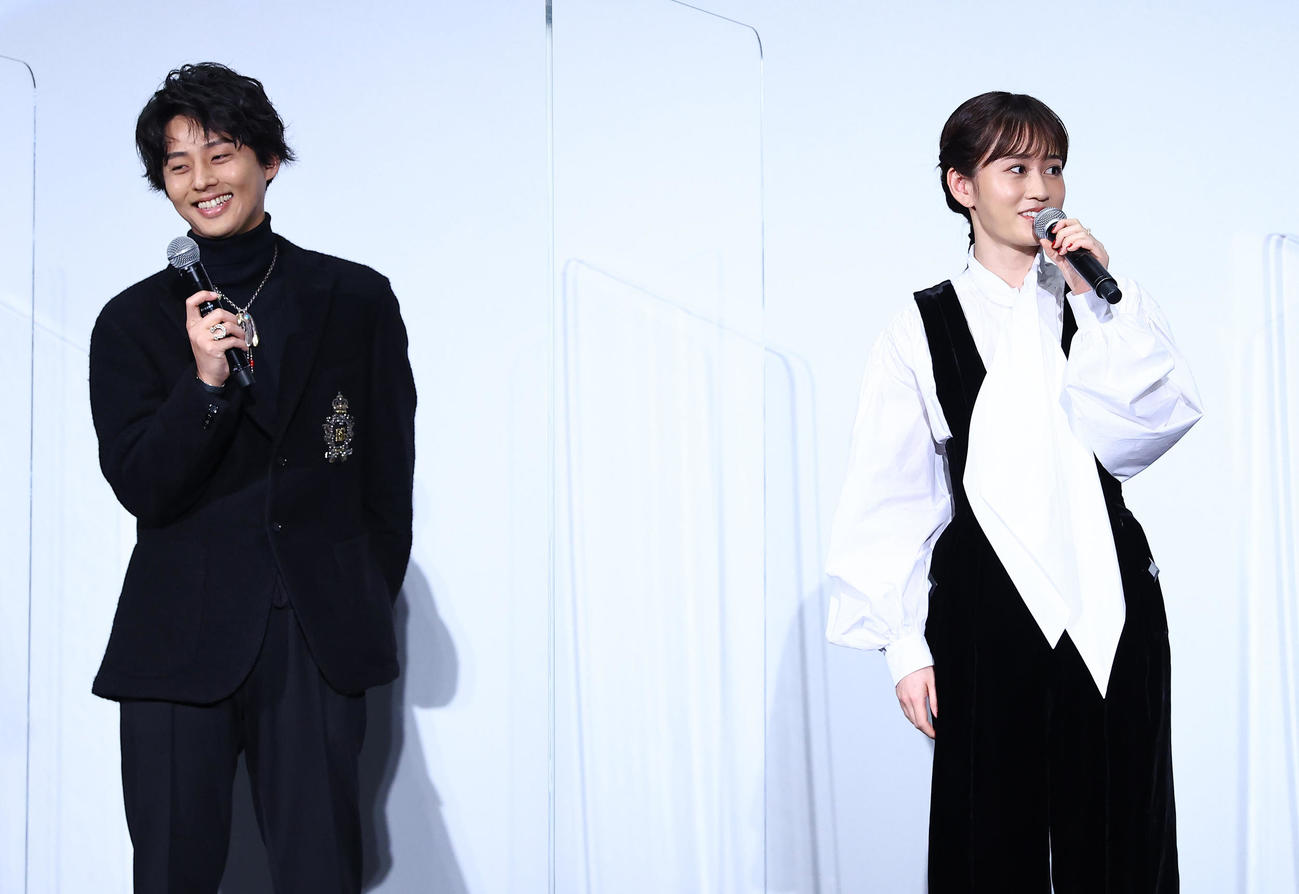 映画「そして僕は途方に暮れる」公開記念舞台あいさつで笑顔を見せる藤ケ谷太輔（左）と前田敦子（撮影・垰建太）
