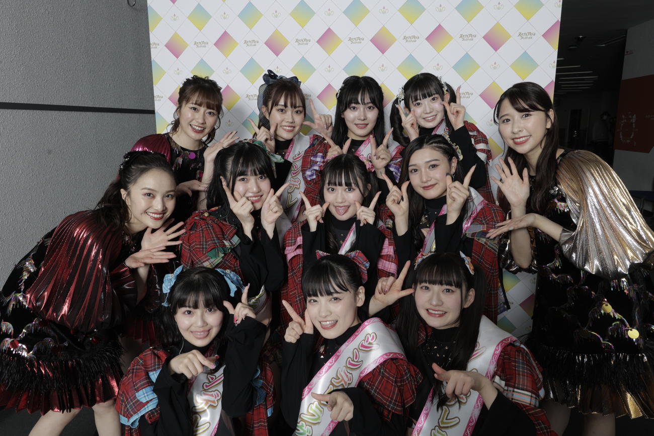 「スタプラアイドルフェスティバル」でシンデレラグループに輝いたいぎなり東北産。前列左から藤谷美海、伊達花彩、桜ひなの。中列左からももクロ百田夏菜子、吉瀬真珠、橘花怜、安杜羽加、ももクロ玉井詩織。後列左からももクロ佐々木彩夏、葉月結菜、北美梨寧、律月ひかる