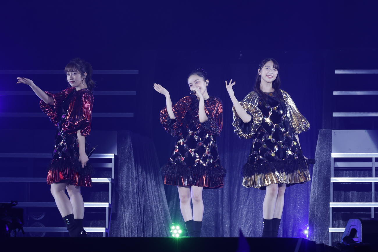 「スタプラアイドルフェスティバル」でライブパフォーマンスを行ったももいろクローバーZ。左から佐々木彩夏、百田夏菜子、玉井詩織