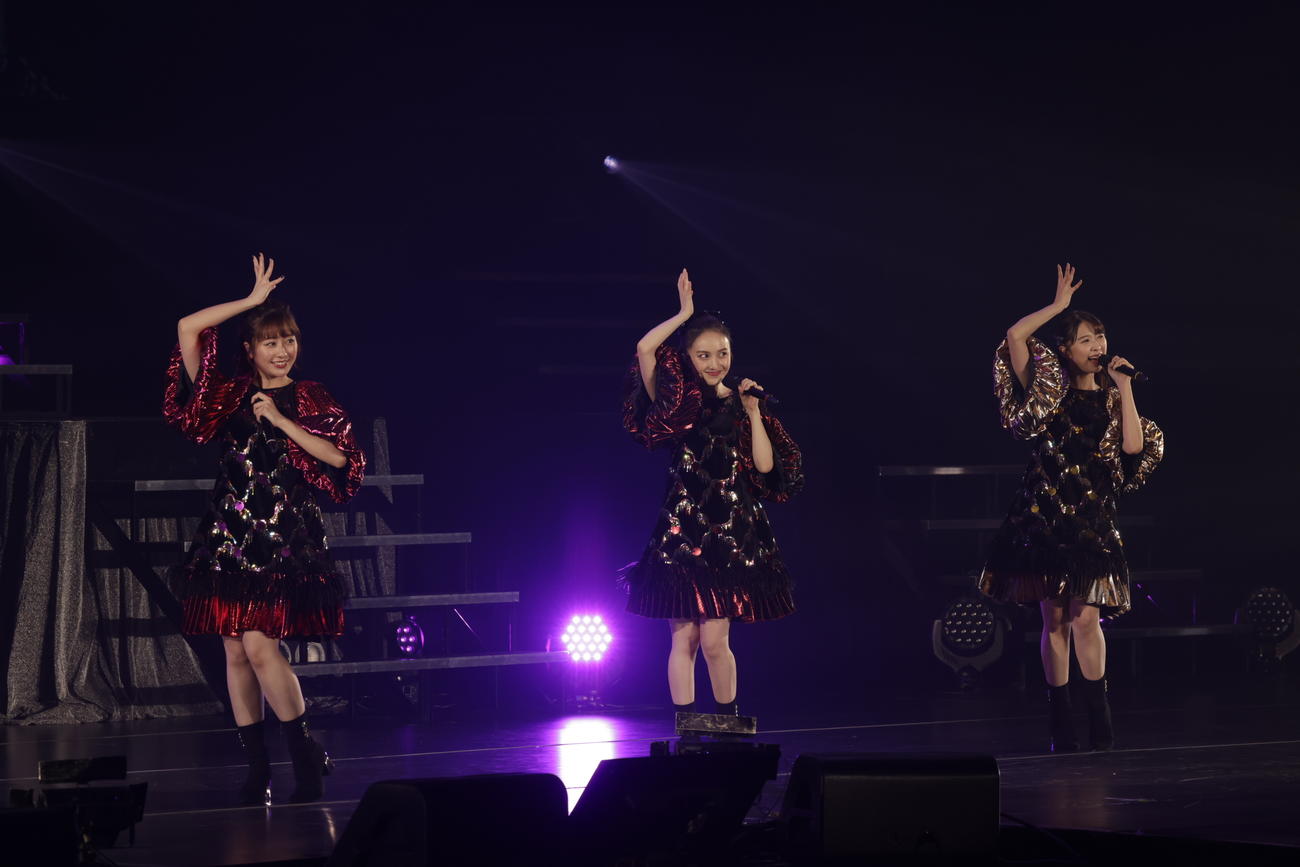 「スタプラアイドルフェスティバル」でライブパフォーマンスを行ったももいろクローバーZ。左から佐々木彩夏、百田夏菜子、玉井詩織
