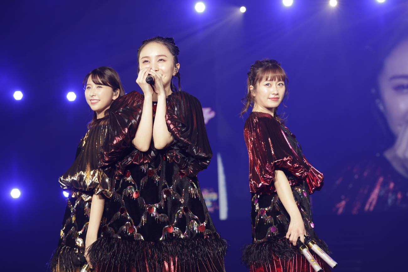 「スタプラアイドルフェスティバル」でライブパフォーマンスを行ったももいろクローバーZ。左から玉井詩織、百田夏菜子、佐々木彩夏