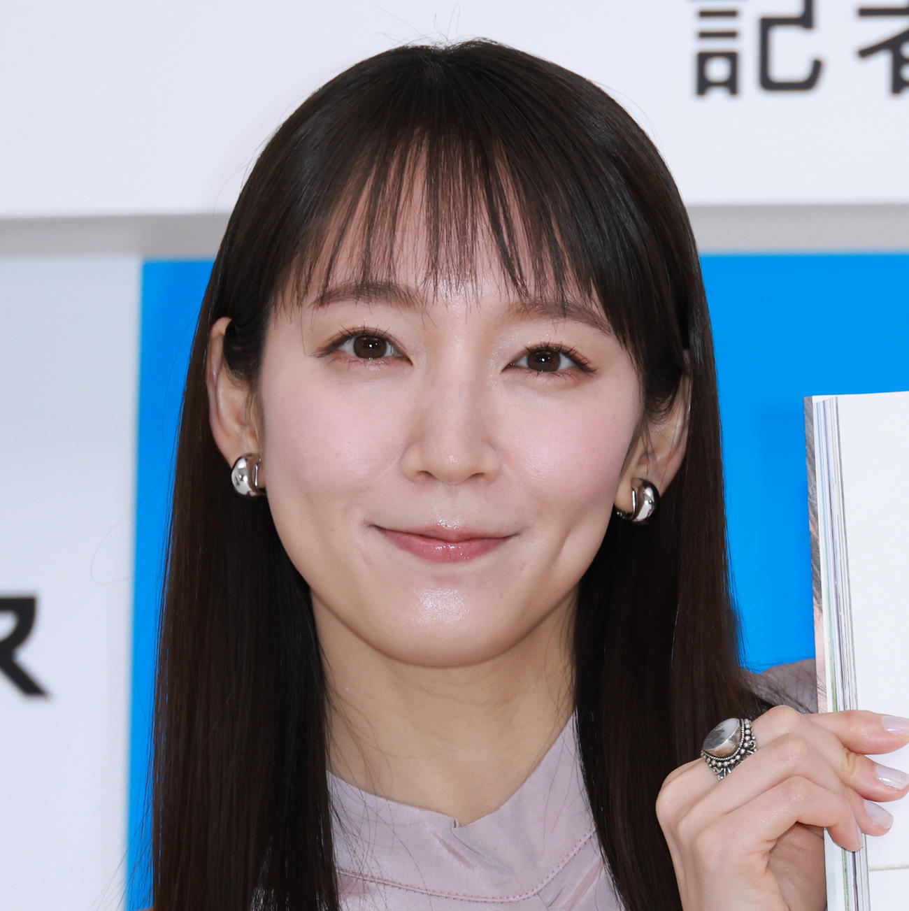 写真集発売記念記者会見を行った吉岡里帆（撮影・中島郁夫）