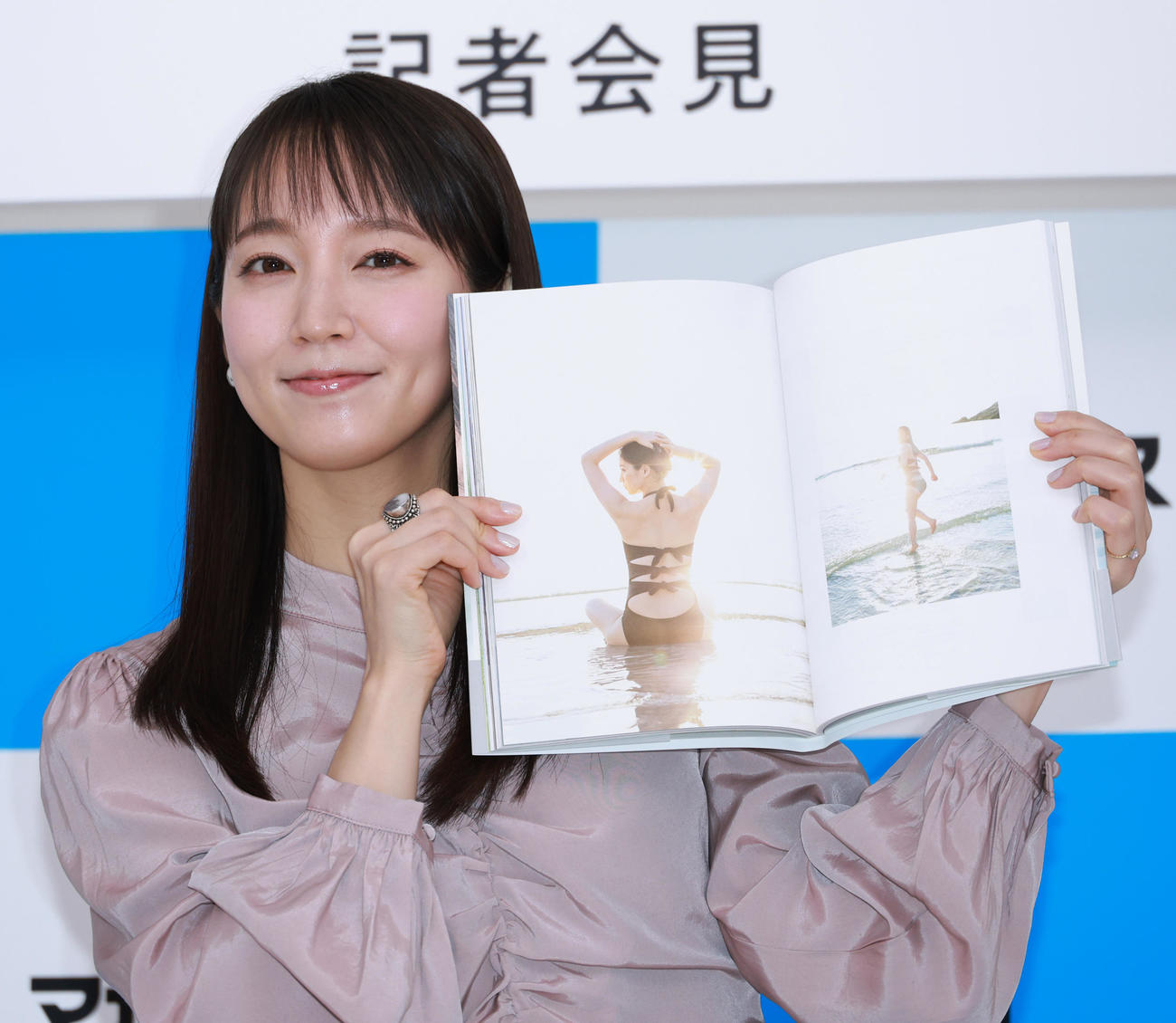 写真集発売記念記者会見でお気に入り写真を披露する吉岡里帆（撮影・中島郁夫）