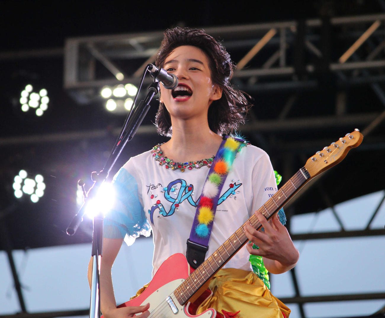 野外音楽フェス「ワールドハピネス2017」　高橋幸宏のステージで歌うのん（2017年8月撮影）