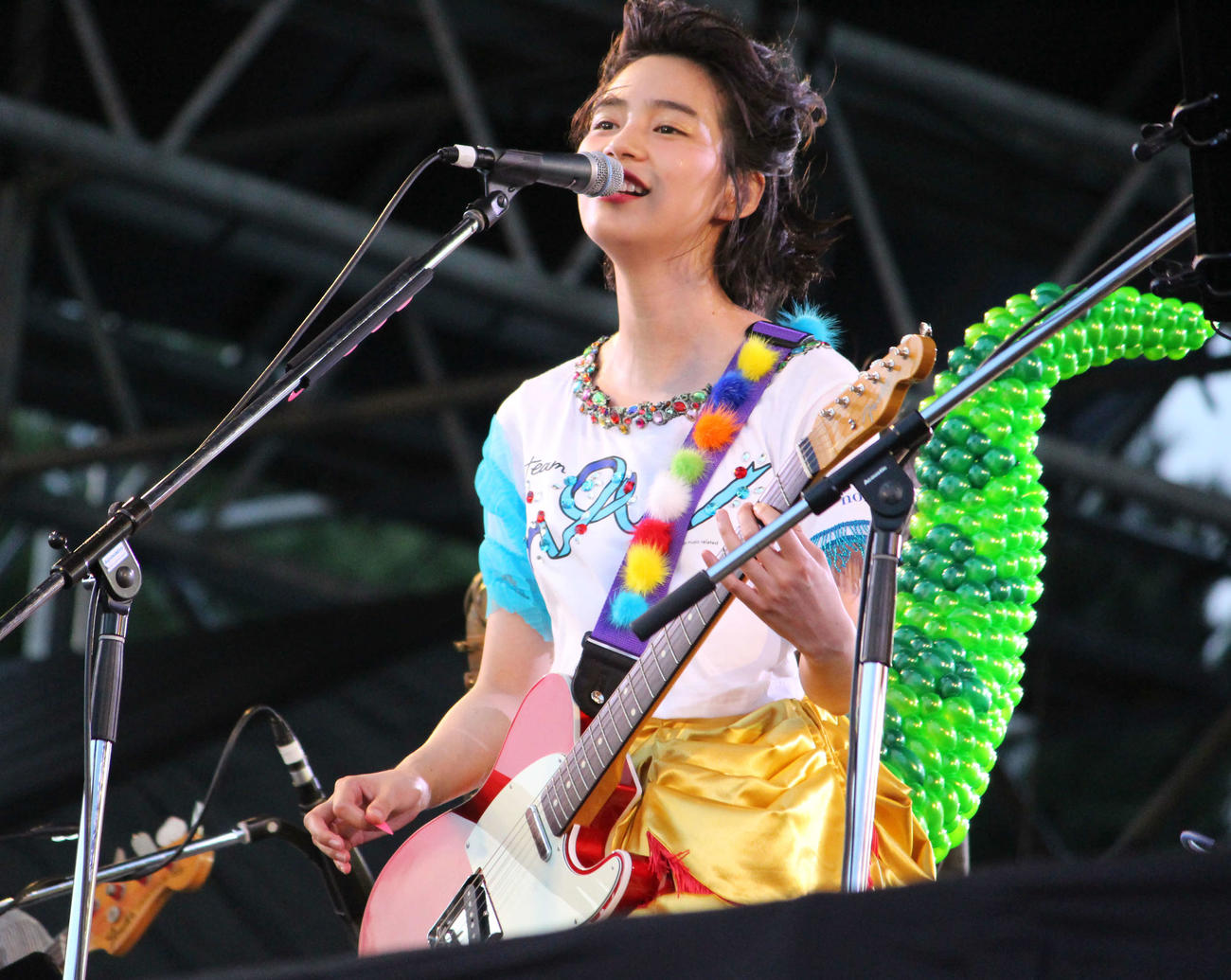 野外音楽フェス「ワールドハピネス2017」　高橋幸宏のステージで歌うのん（2017年8月撮影）