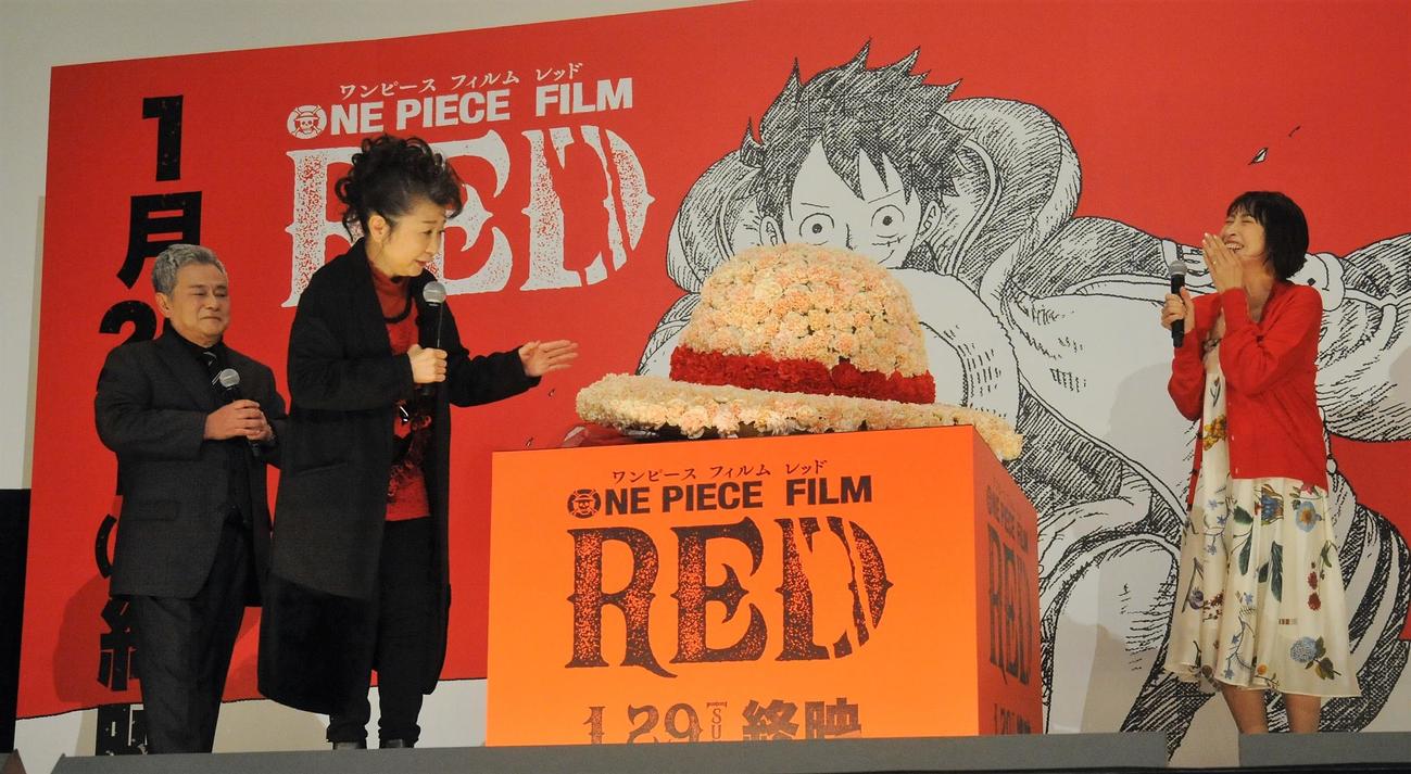 「ONE PIECE FILM RED」終演直前ッ！舞台挨拶に出演し、田中真弓は麦わら帽子型のカーネーションをサプライズでプレゼントされる。左は池田秀一、右は名塚佳織（撮影・高橋洋平）