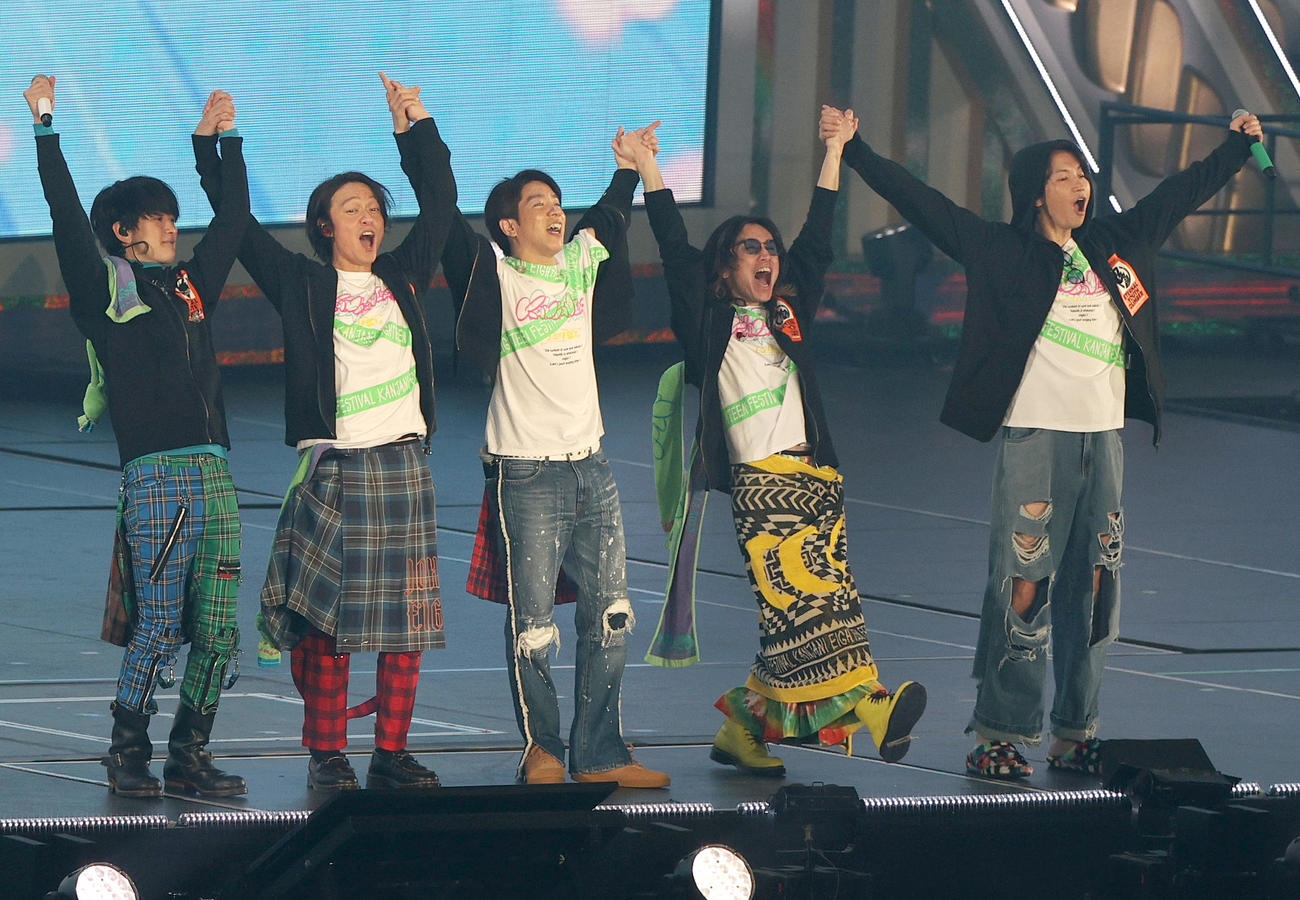 最終公演のライブを盛り上げる関ジャニ∞。左から横山裕、丸山隆平、村上信五、安田章大、大倉忠義（撮影・上山淳一）