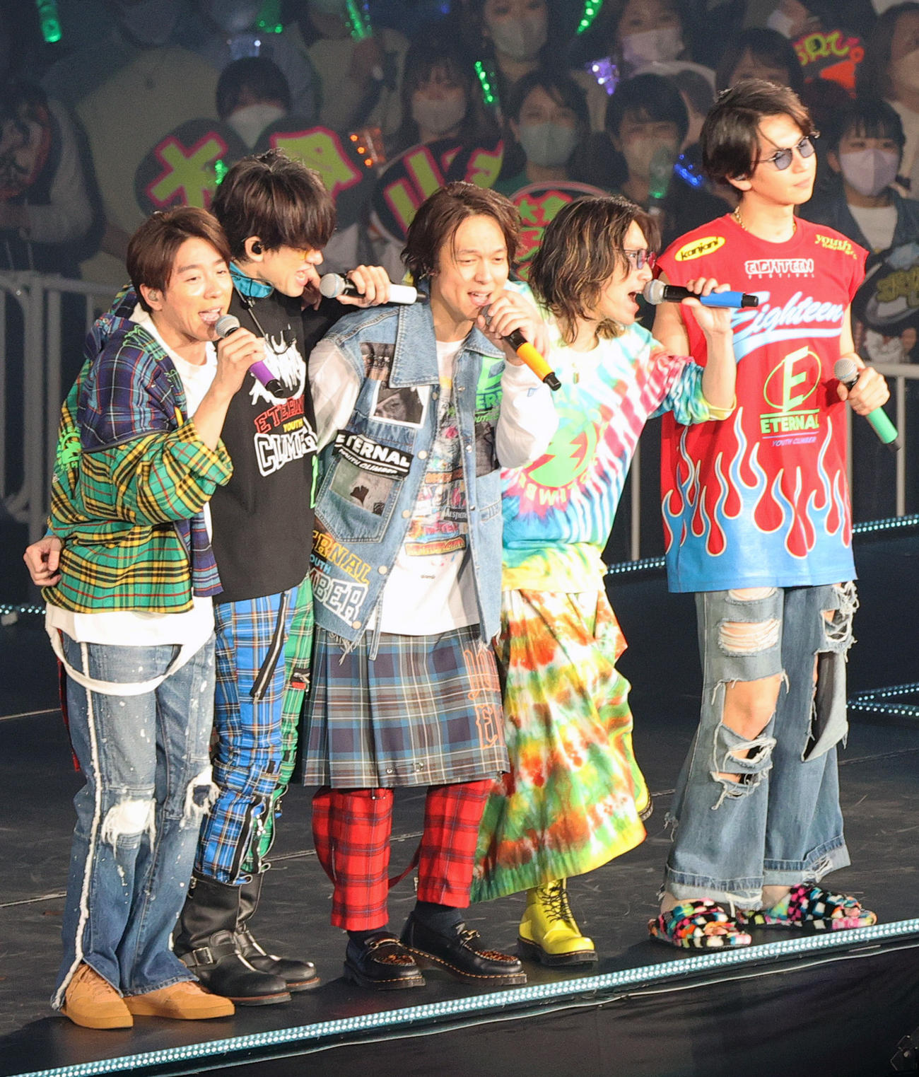 最終公演のライブを盛り上げる関ジャニ∞。左から村上信五、横山裕、丸山隆平、安田章大、大倉忠義（撮影・上山淳一）