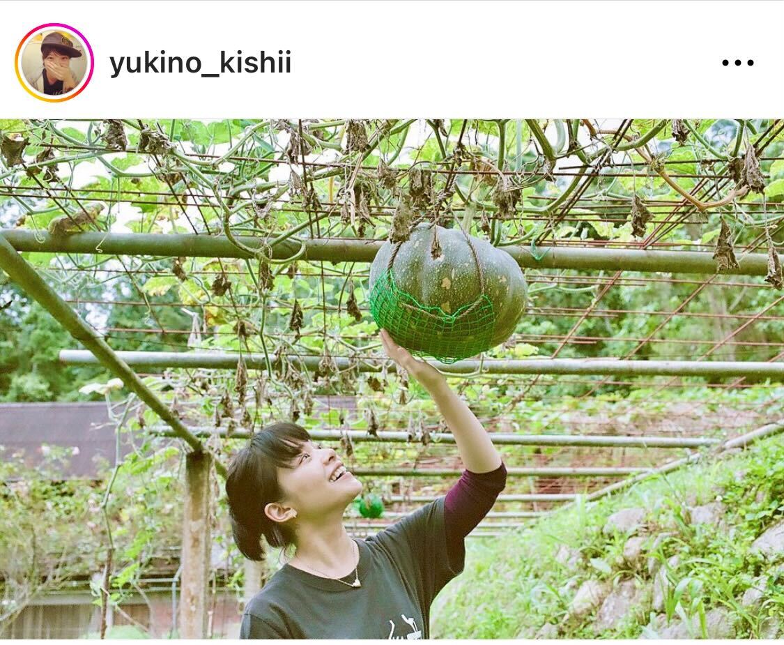 収穫前の野菜に見入る岸井ゆきの（岸井ゆきののインスタグラムより）